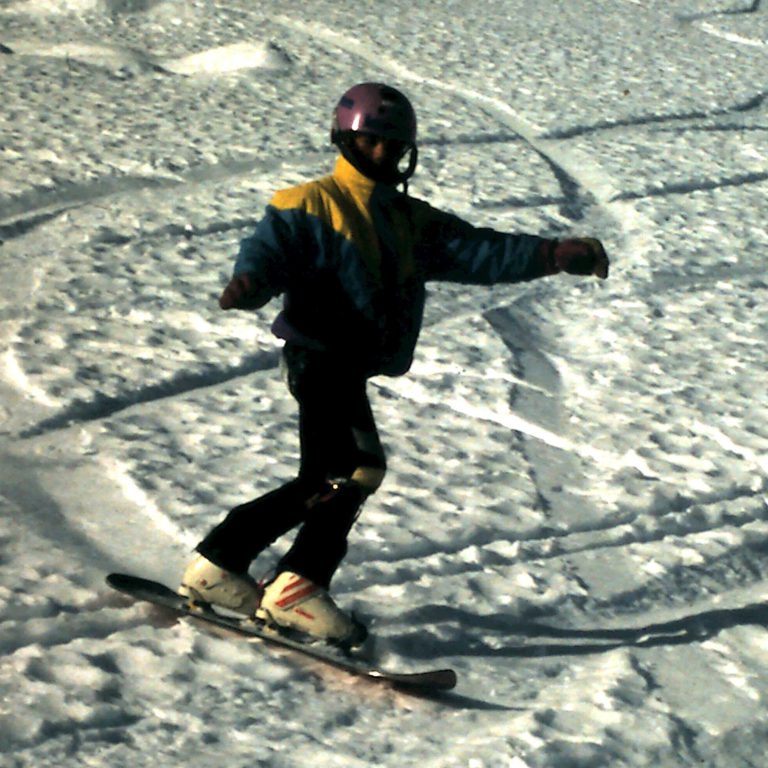 Nicolien Sauerbreij als kind aan het snowboarden